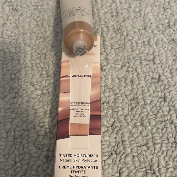 Laura Mercier tinted moisturizer 4w1 bisque - Picture 3 of 3